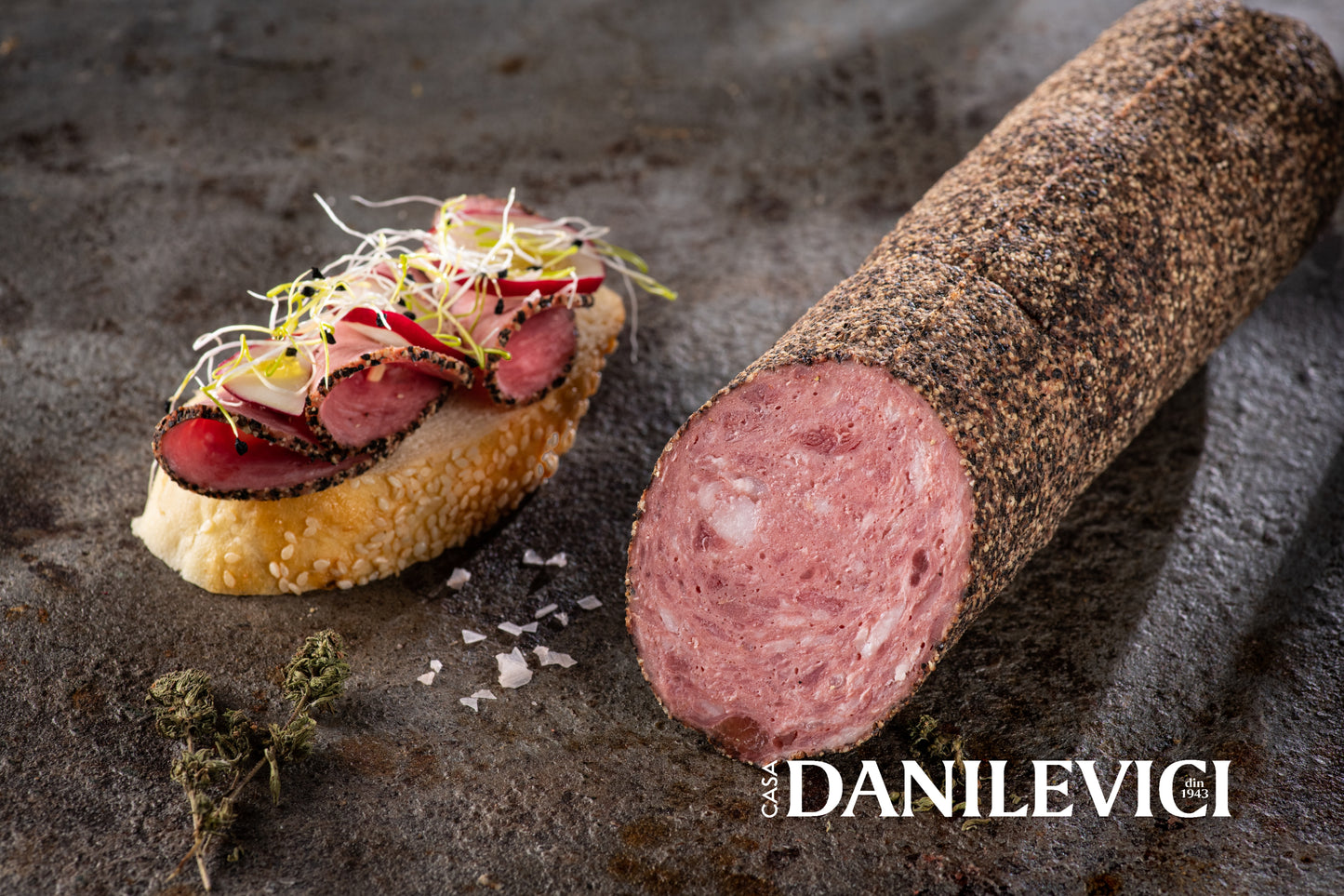 Salam în crustă de piper