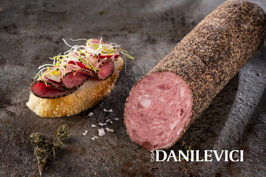 Salam în crustă de piper